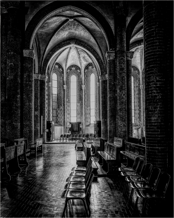 The way to Confession
Fujifilm X-T100 f3.6 1/7 ISO200
Scored 18/20 as a print in Club Competition 2 (Architecture) 2019/20
Asti Cathedral

