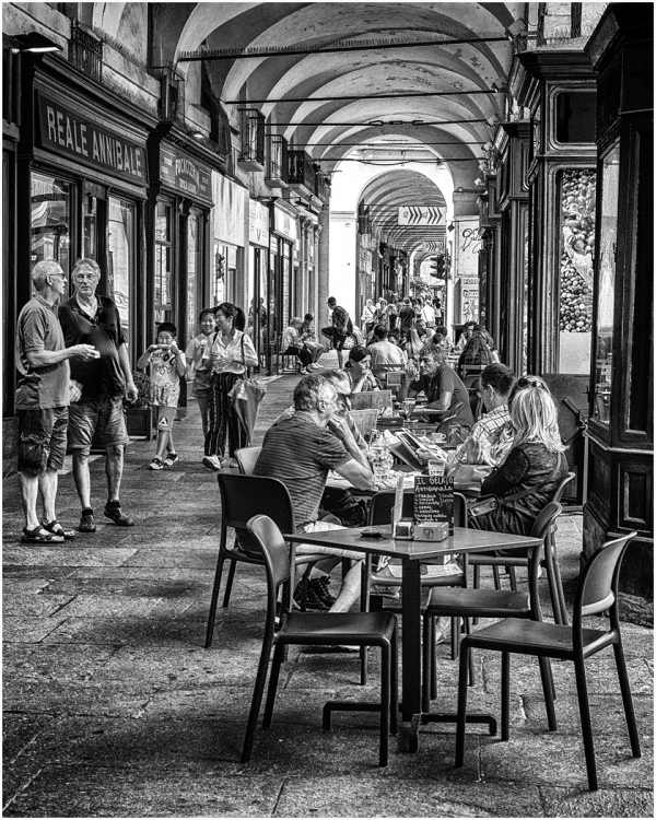 Under the Arcade
Fujifilm X-T100 f4.7 1/30 ISO200 
DPI scored 17/20 for the Club in the Home Battle in September 2019
Street photography in Turin. Turin reportedly has 18km of arcades.
